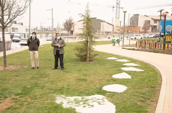 El Ayuntamiento de Boadilla regenera las praderas de los parques municipales