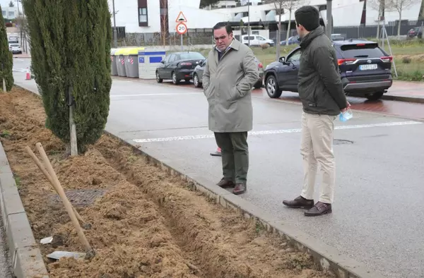 El Ayuntamiento instala césped artificial en las medianas de Boadilla