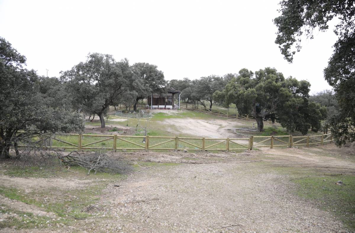 El Ayuntamiento instala talanqueras de madera para proteger la ermita de la Finca de la Milagrosa