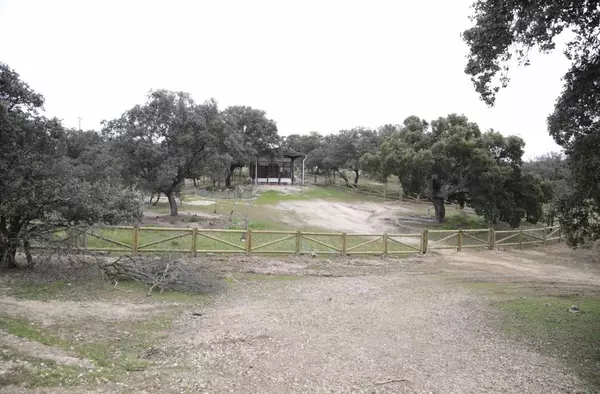 El Ayuntamiento instala talanqueras de madera para proteger la ermita de la Finca de la Milagrosa