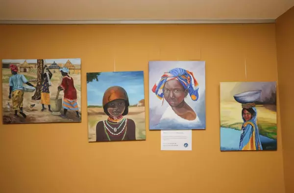 Exposición solidaria de pintura a beneficio de Manos Unidas en el centro de mayores Juan González de Uzqueta