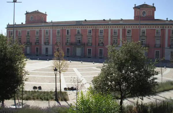 Boadilla acoge la primera edición de El Mercado de los Jardines de Palacio, con puestos de artesanía y productos gourmet
