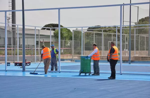 Las pistas de tenis del Complejo Deportivo Ángel Nieto se renuevan