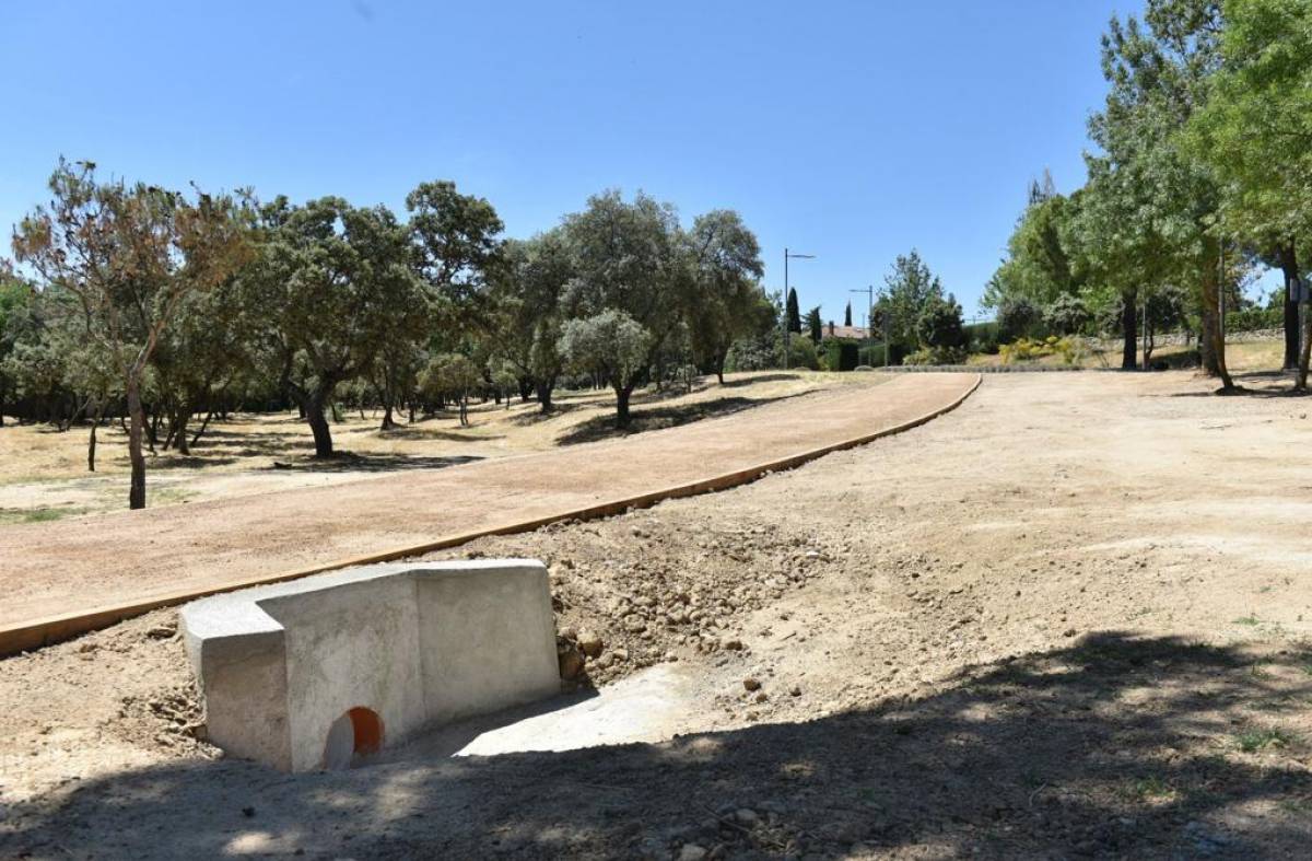 Acondicionada la senda que une la Avd Montepríncipe y el Paseo de los Sauces