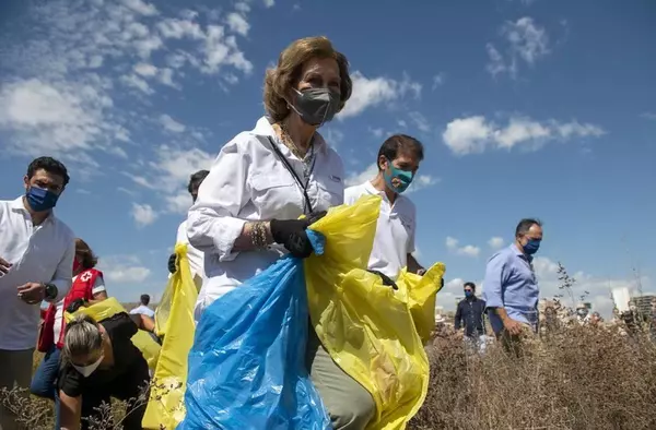 La Reina Sofía se suma a la recogida de 'basuraleza' en Boadilla este sábado