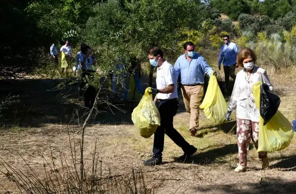 La Reina Sofía participó este sábado en la recogida de 'Basuraleza' en Boadilla