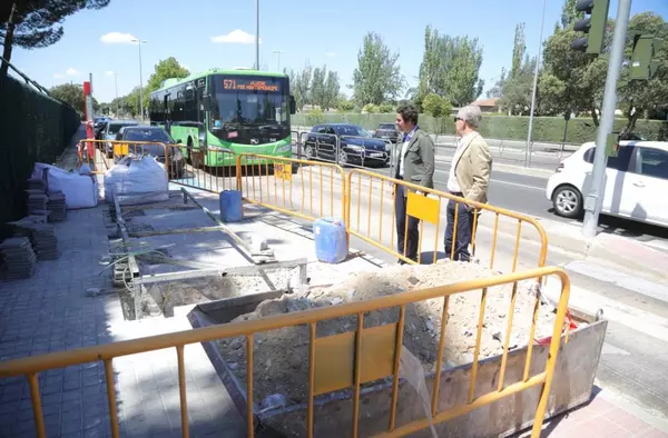 Las marquesinas de varias paradas de autobús de Boadilla se sustituyen por otras de nueva generación