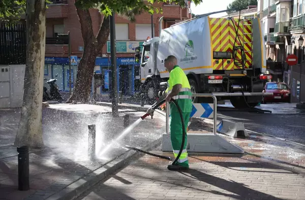 El Ayuntamiento continúa con las limpiezas especiales de verano en numerosas calles de Boadilla 