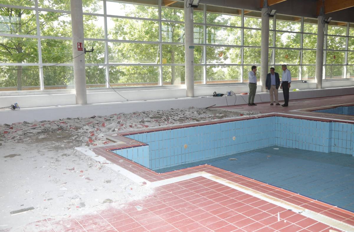 En marcha la reforma de las playas de la piscina cubierta municipal de Boadilla