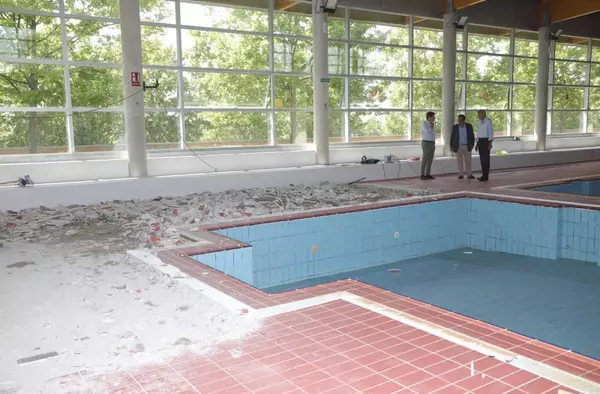 En marcha la reforma de las playas de la piscina cubierta municipal de Boadilla