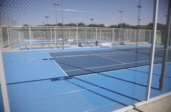 Las pistas de tenis del complejo deportivo Ángel Nieto lucen su nueva imagen