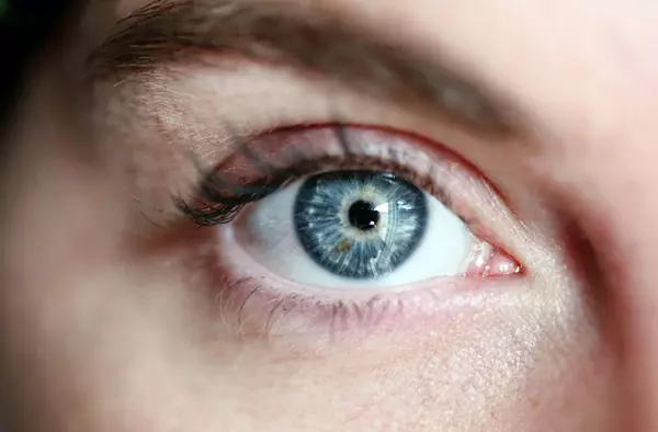 El Hospital Puerta de Hierro implanta el primer dispositivo ocular pionero para tratar la degeneración macular asociada a la edad