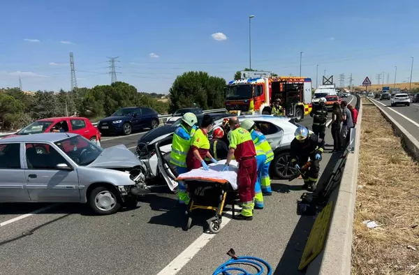 Dos heridos y una retención kilométrica en un aparatoso accidente en Majadahonda