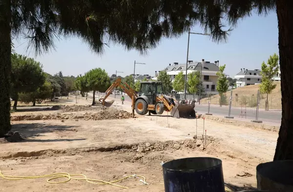 Obras en la mediana para facilitar el acceso desde la Avda. Condesa de Chinchón a la calle Echegaray