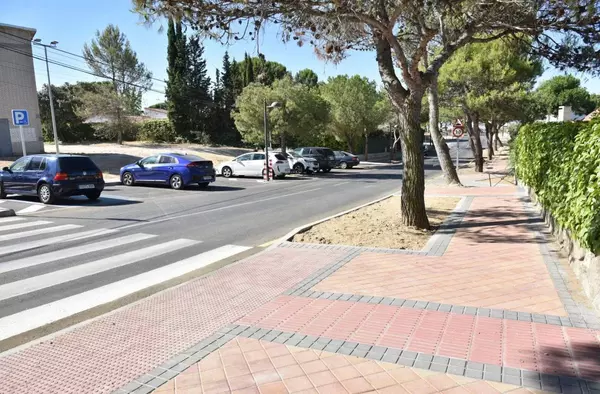 Finalizan las obras de acerado en la urbanización Parque Boadilla