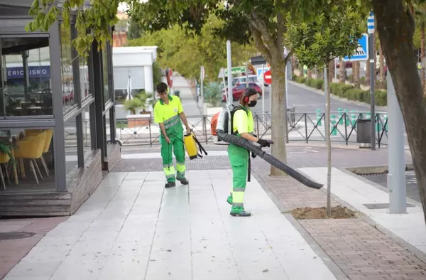 Continúan las limpiezas especiales de verano por las avenidas Siglo XXI e Infante D. Luis