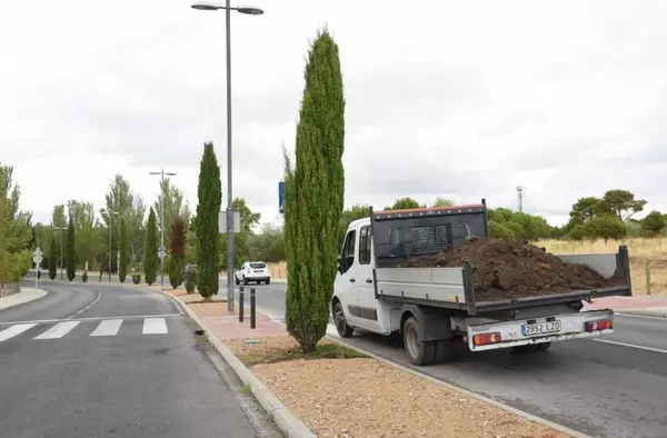 Avanzan las obras de mejora en la mediana de la avenida de Valdepastores