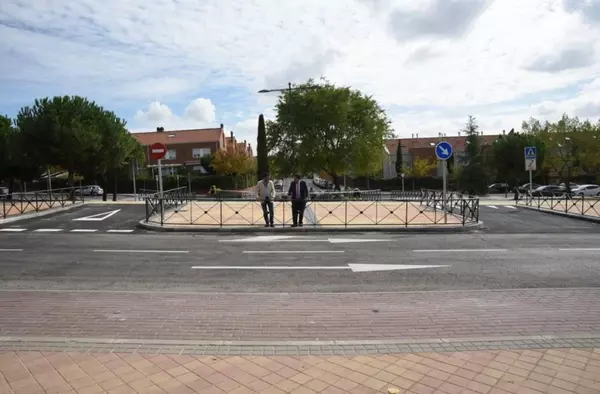 Abierta la mediana de la avenida Condesa de Chinchón para acceder a la calle Echegaray