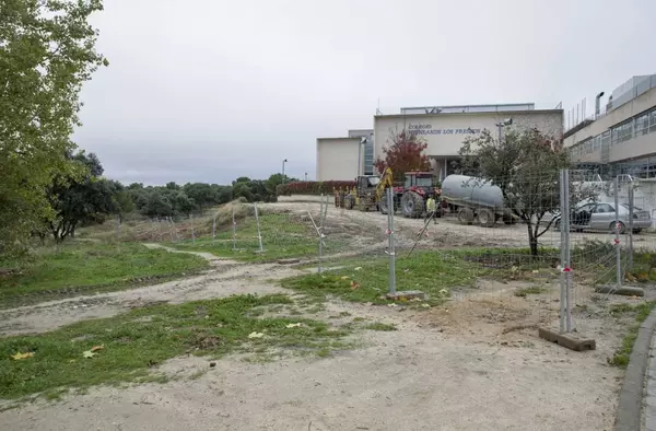 El Ayuntamiento creará más de 50 plazas de aparcamiento en el entorno del Colegio Highland Los Fresnos