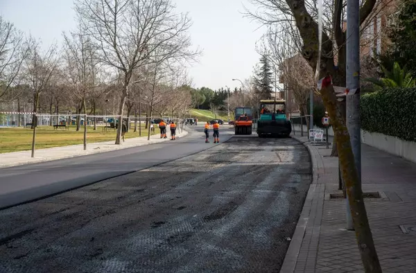 Se reanuda la operación asfalto, que cubrirá más de 150.000 m2 de superficie
