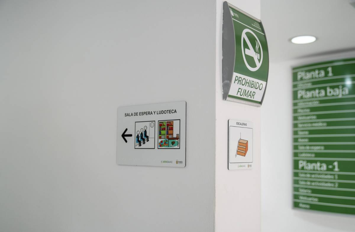La piscina cubierta incorpora pictogramas y elementos accesibles para personas con TEA y discapacidad visual y auditiva