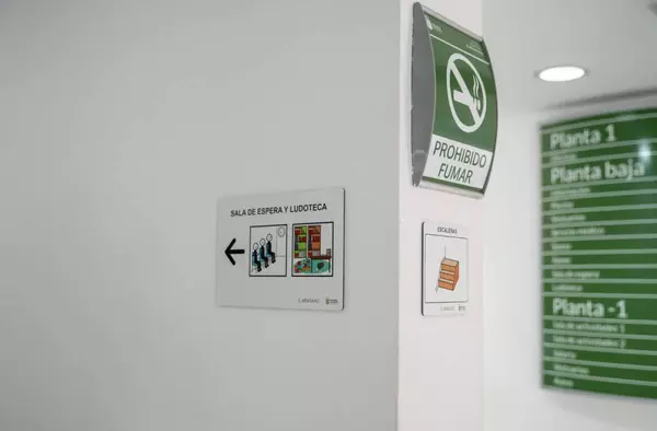 La piscina cubierta incorpora pictogramas y elementos accesibles para personas con TEA y discapacidad visual y auditiva