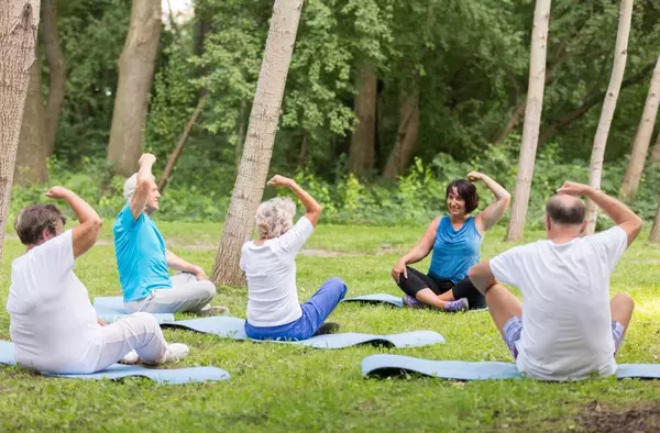 Marcha nórdica y yoga al aire libre, entre las actividades del programa 'Mayores en marcha' de Boadilla