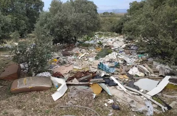 PSOE Boadilla pide la retirada inmediata de basura acumulada en una zona de monte próxima a la Avenida de Cantabria