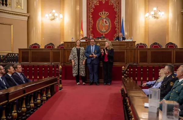 La Asociación Víctimas del Terrorismo concede al alcalde de Boadilla, Javier Úbeda, la Cruz de la Dignidad