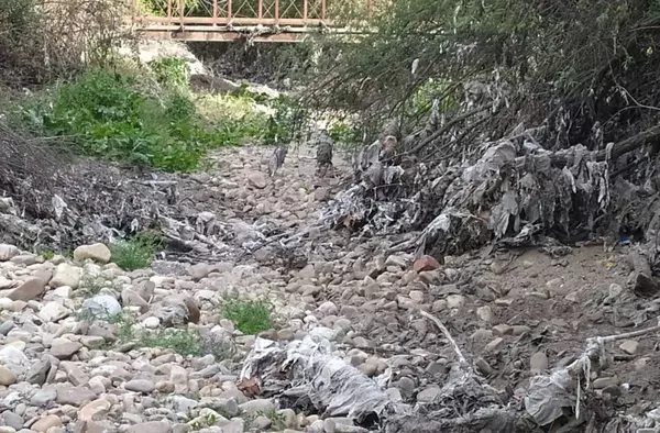 El PSOE denuncia ante el Seprona el vertido indiscriminado de aguas residuales y basura al Arroyo Vallelargo 