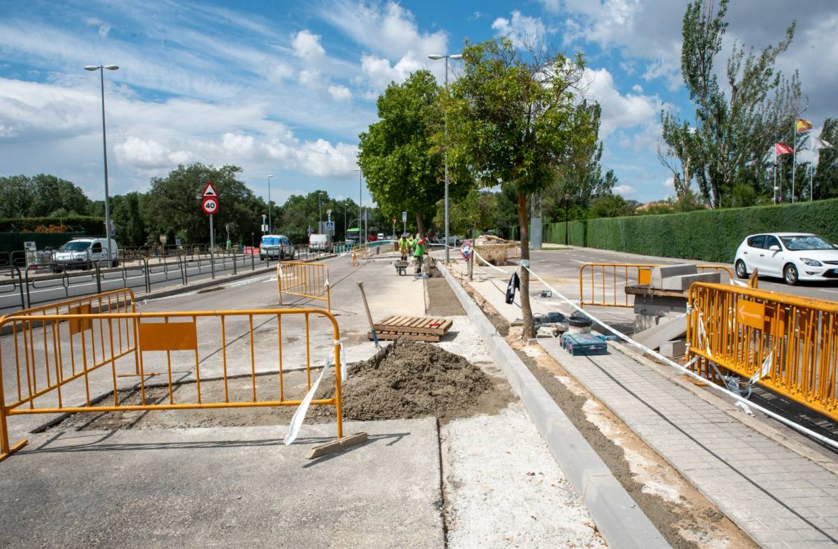 Obras de mejora en la vía de servicio de la M-513 y en el aparcamiento frente al Complejo Deportivo Ángel Nieto