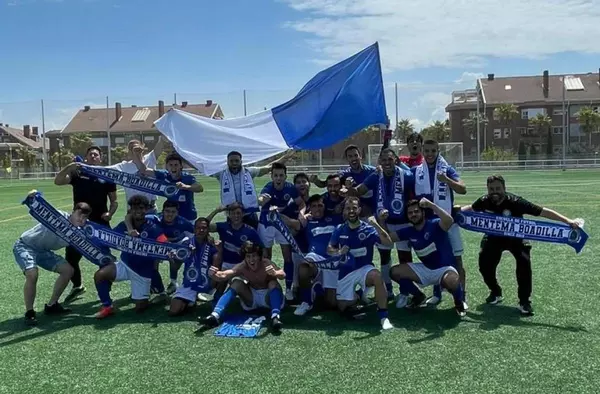 El Mentema Boadilla celebra su ascenso a segunda Regional tras obtener el subcampeonato de liga