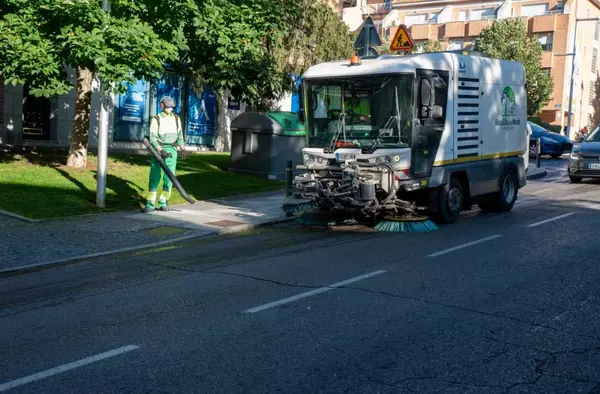 Limpieza en las calles del casco de Boadilla: la operación especial de verano arranca en esta zona