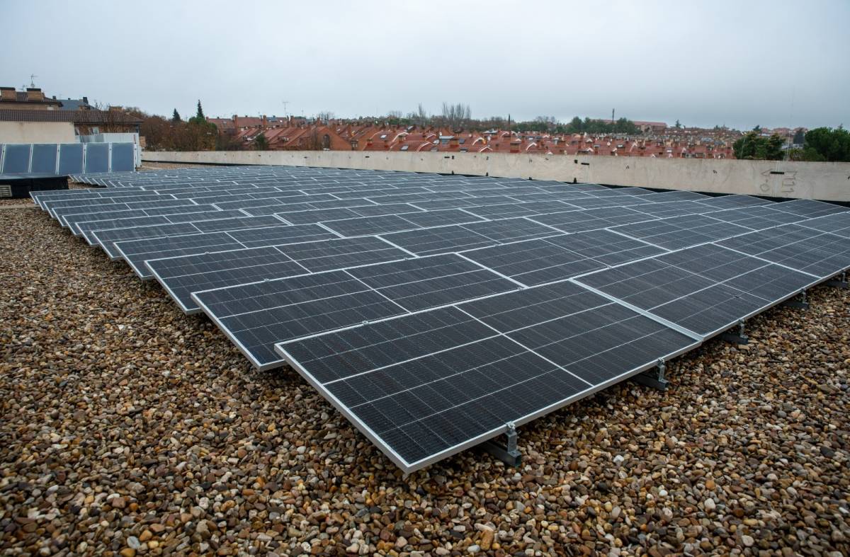 Se aprueban los proyectos para instalar placas fotovoltaicas en el CD Ángel Nieto y en la piscina cubierta municipal