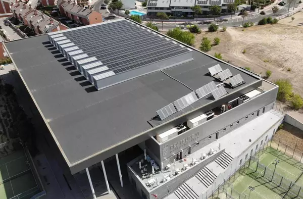 La instalación más grande de placas fotovoltaicas de los edificios municipales ya está en funcionamiento
