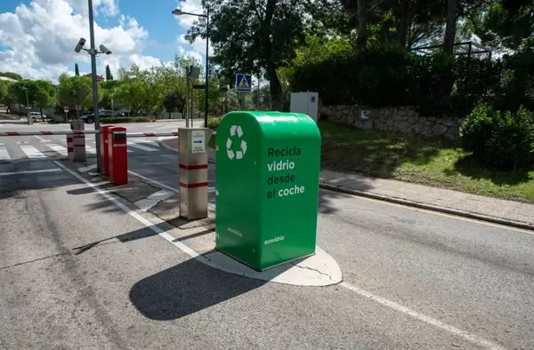 Boadilla instala los primeros contenedores de vidrio para depositar el envase sin bajarse del coche