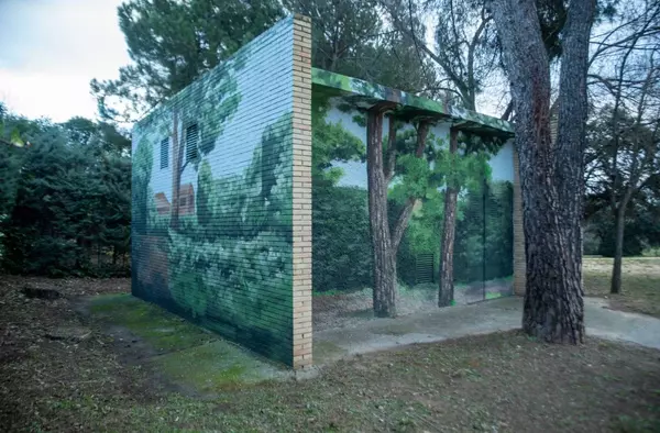 Siete centros de transformación de Boadilla se integran en el paisaje gracias a la pintura mural