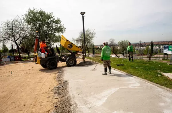 En marcha la remodelación de las zonas infantil y canina del parque El Encinar de Boadilla