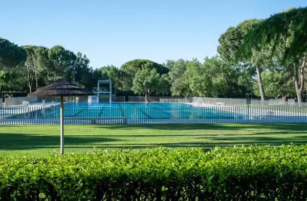 La Piscina municipal de verano de Boadilla estrena Playa artificial de arena de 900m2