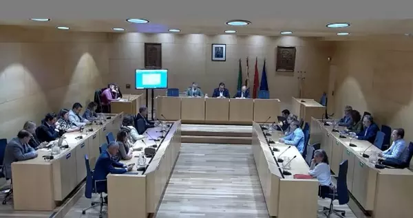 Tensión en el Pleno de Boadilla: el PSOE denuncia los insultos de VOX al colectivo LGTBI 