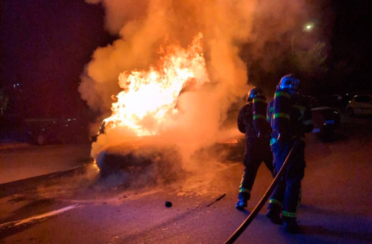 Imágenes: Arde un coche estacionado en un aparcamiento de Boadilla del Monte
