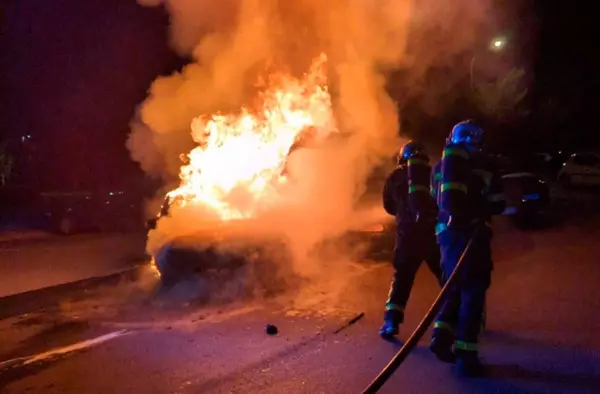Imágenes: Arde un coche estacionado en un aparcamiento de Boadilla del Monte