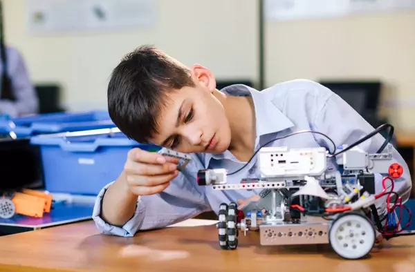 Los colegios e institutos madrileños contarán con material de robótica para aumentar las capacidades digitales de los alumnos