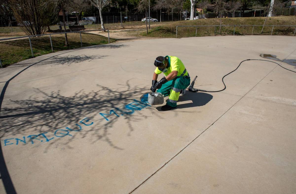 Los servicios de limpieza han eliminado más de 300 grafitis al mes en el primer semestre del año
