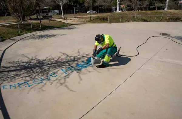 Los servicios de limpieza han eliminado más de 300 grafitis al mes en el primer semestre del año