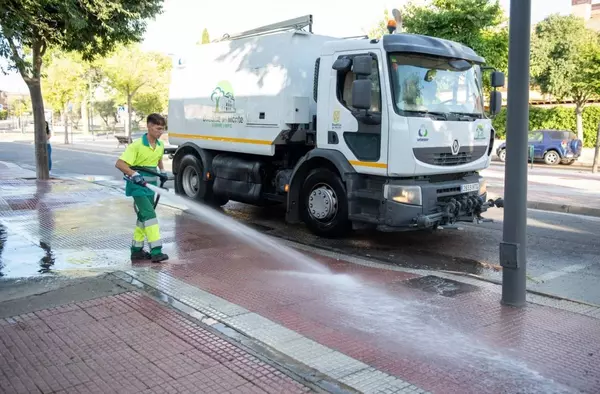 Continúan las limpiezas especiales de verano en la zona de Viñas Viejas