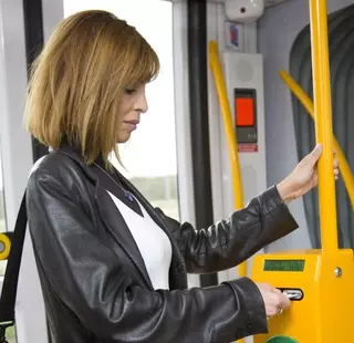 Metro Ligero Oeste subraya la importancia de validar el título de transporte a bordo

