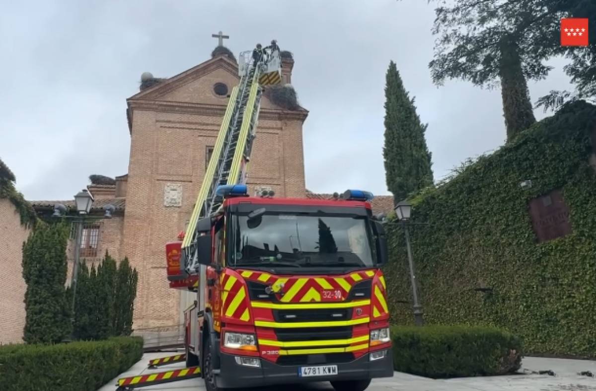 Los Bomberos de la Comunidad de Madrid actúan en Boadilla ante una emergencia con un nido de cigüeña