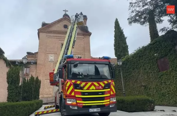 Los Bomberos de la Comunidad de Madrid actúan en Boadilla ante una emergencia con un nido de cigüeña