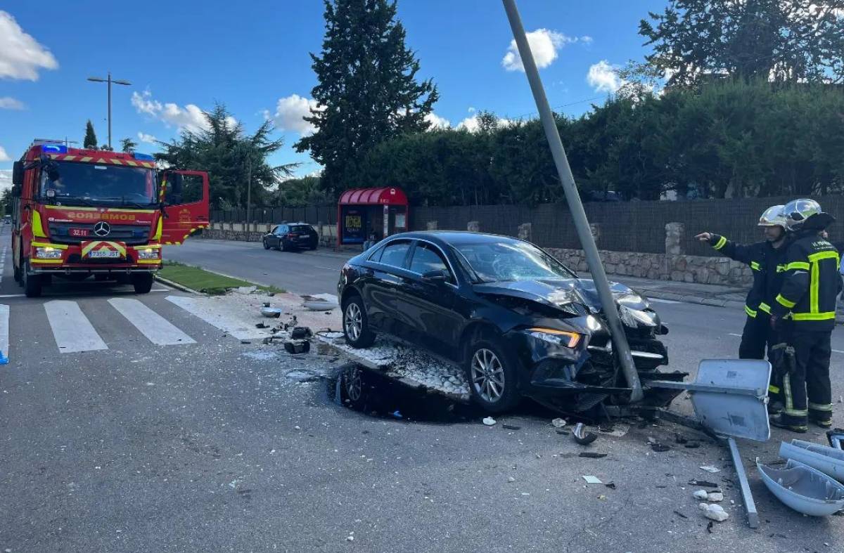 Accidente de tráfico en Boadilla: un coche impacta violentamente contra una farola